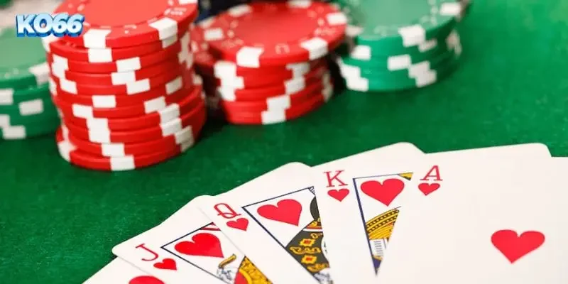  Sơ đồ bàn chơi xì tố cách chơi cơ bản KO66 hiển thị 5 lá bài và các nút chức năng tố theo úp bỏ.
